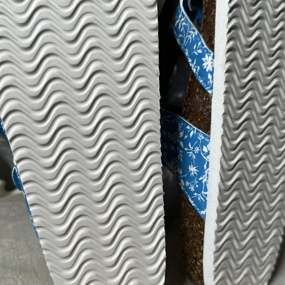 NWT women’s sandals size 7.5 blue & white floral with adjustable buckles - Picture 4 of 9